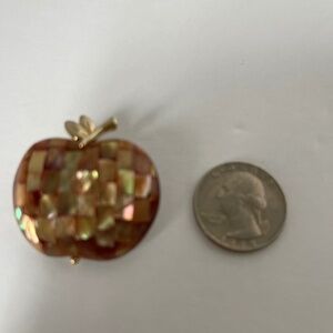 VTG SIGNED LC LIZ CLAIBORNE APPLE Brooch Pin gold tone metal costume jewelry